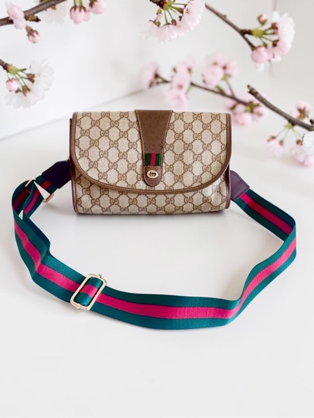 Gucci GG Supreme Clutch Bag
